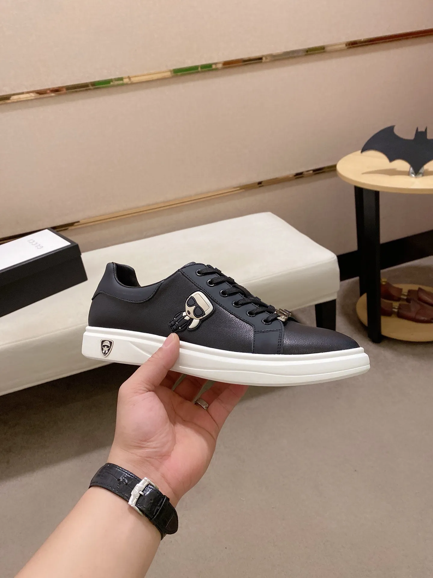 Men's clothing and shoes💰:440💰 (GUCCI) The latest model from the official website🎁🎁Casual and fashionable men's shoes👟, hot style💥The version is simple and elegant, exclusive for trendy men. Unique latest brand elements from the official website👑Original Gucci decoration, fashionable and generous, the fabric is original cowhide ✅Sheepskin lining, the official website specifies wear-resistant casual outsole, the classic model is taken in kind at the counter🎬38-44 (45 is custom-made and cannot be returned or exchanged)